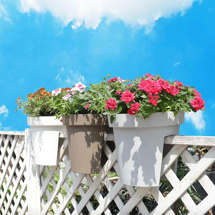I vasi da balcone possono essere utilizzati in una varietà di stili architettonici, sia per forma che per colore.