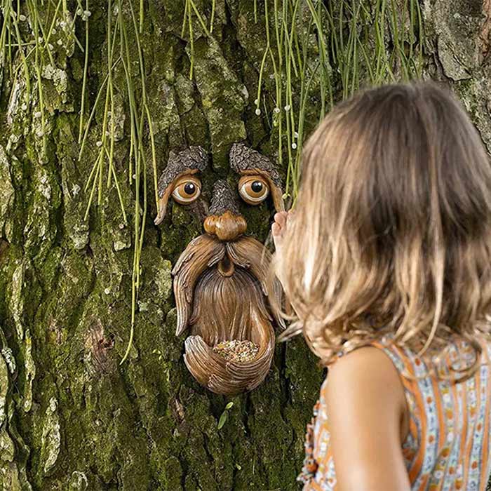 BirdFeeder, una decorazione per albero a forma di viso che è anche un mangiatoia per uccelli - Image 7