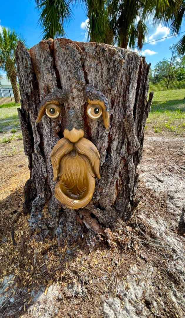 BirdFeeder, una decorazione per albero a forma di viso che è anche un mangiatoia per uccelli - Image 9
