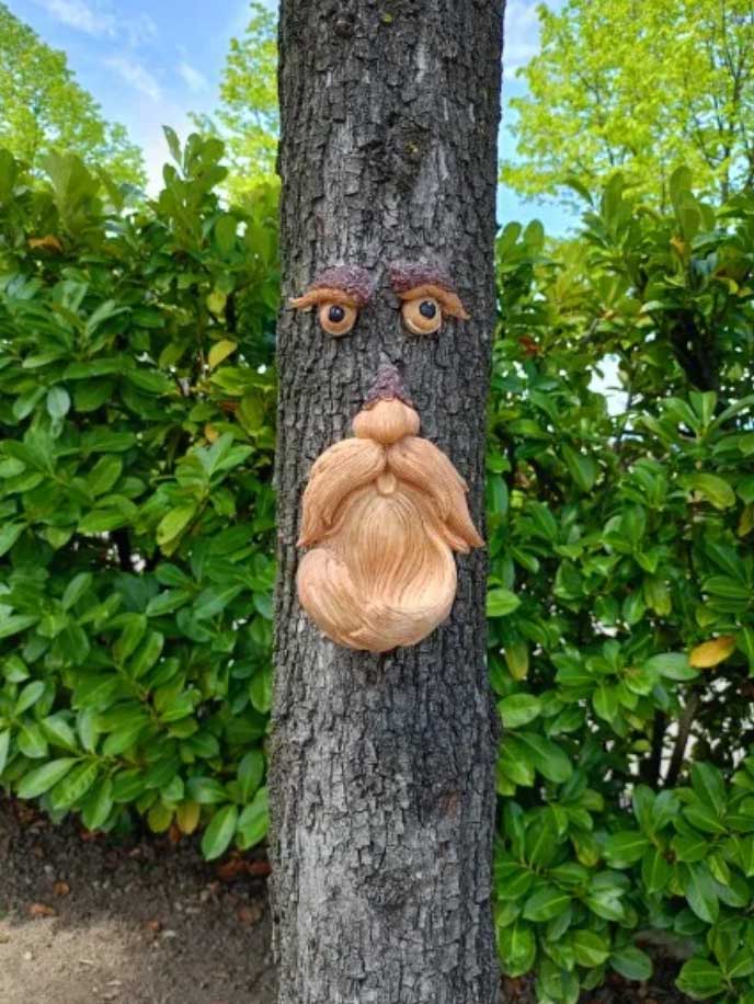 BirdFeeder, una decorazione per albero a forma di viso che è anche un mangiatoia per uccelli - Image 10