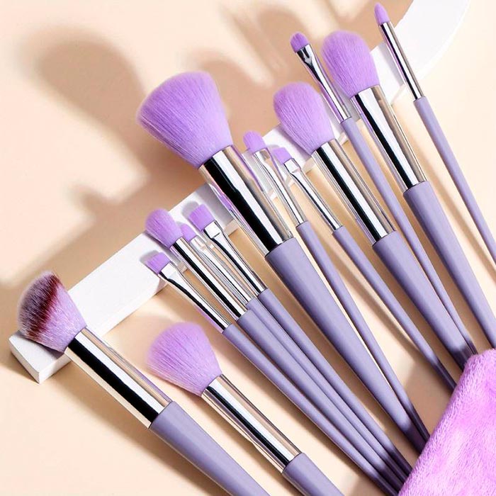 In questo set di 13 pezzi trovi tutto ciò di cui hai bisogno per un'applicazione del trucco perfetta!