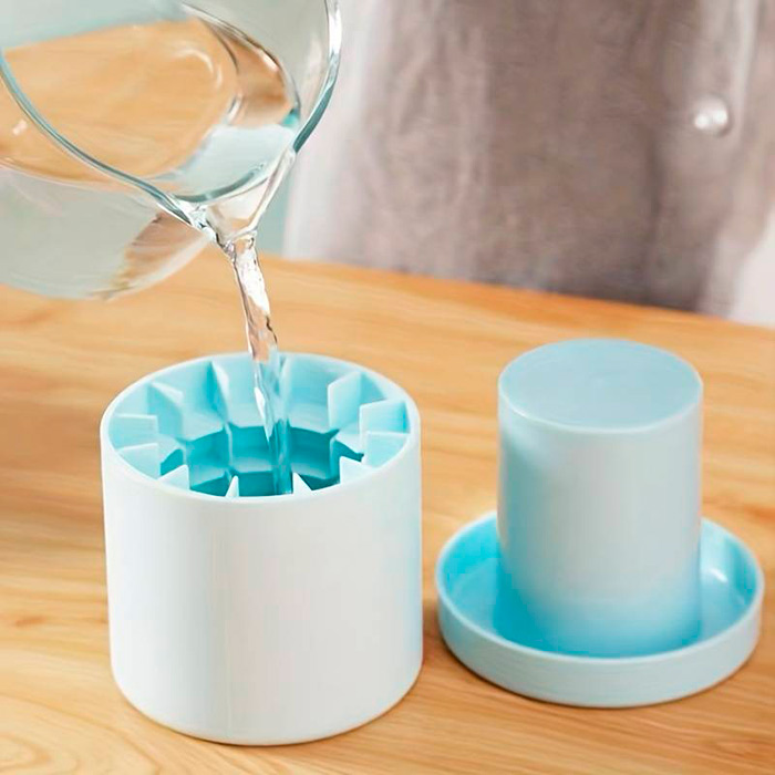 Lo stampo per cubetti di ghiaccio in silicone rende facile fare fino a 60 cubetti.