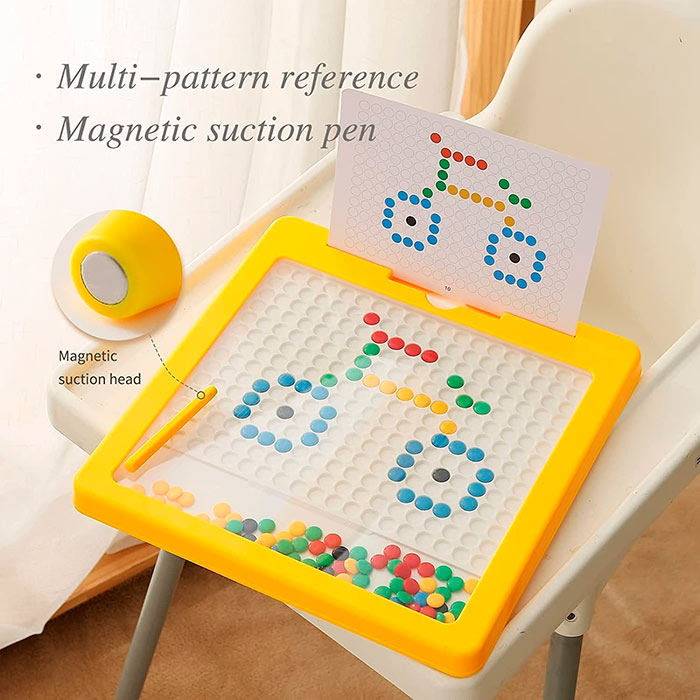 Il bambino può utilizzare i magneti per creare tutti i disegni che vuole, oppure utilizzare una delle 10 carte incluse da inserire nello slot della lavagna!