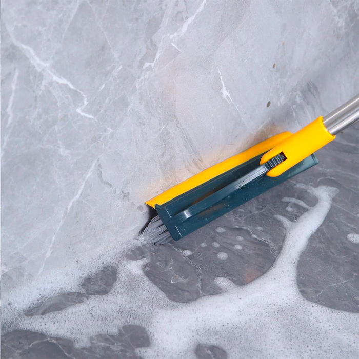 Un raschietto in gomma raccoglie tutta l'acqua e lo sporco da finestre e altre superfici