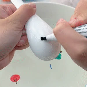 FloatPens, pennarelli magici per disegna graziose immagini che galleggiano sull'acqua - video