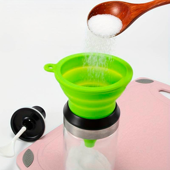 Funnel, un imbuto di silicone pieghevole per versare liquidi e altri alimenti - Image 4