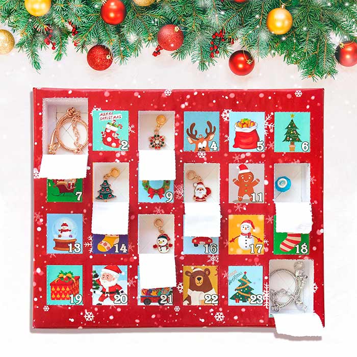 Il calendario dell'avvento ha 24 finestre e ognuna ha un ciondolo da mettere sul braccialetto!
