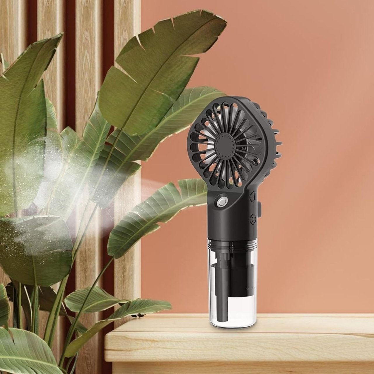 Rinfresca e idrata in uno - spruzzando una leggera nebbia d'acqua, il ventilatore non solo rinfresca ma idrata anche la pelle, perfetto per giorni caldi e secchi.