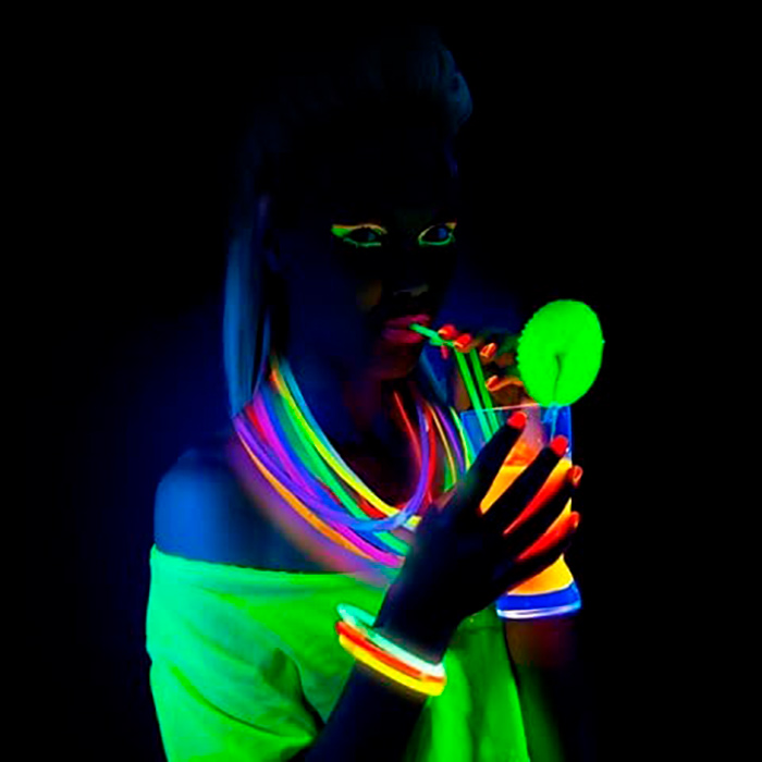 Il set con bastoncini al neon e altri accessori per feste è anche un'ottima scelta per giochi per bambini, matrimoni, picnic, compleanni, anniversari, ecc.