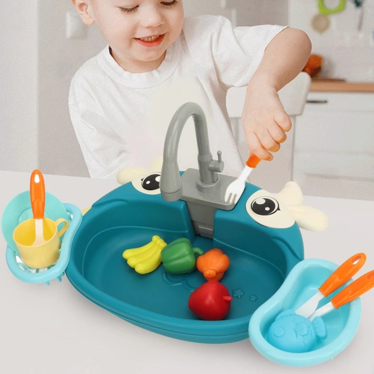 Il sistema di circolazione dell'acqua elettrico permette un uso realistico del rubinetto mentre l'acqua non si scarica - divertente ed economico allo stesso tempo!
