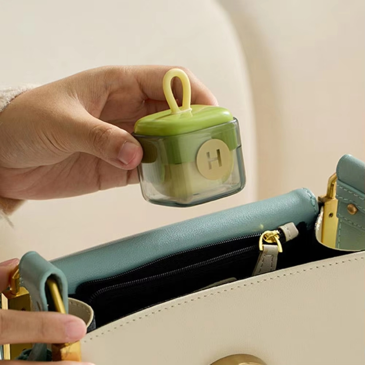 Compatto, leggero e ideale per la tua borsa, auto o ufficio - sempre a portata di mano quando ne hai più bisogno.