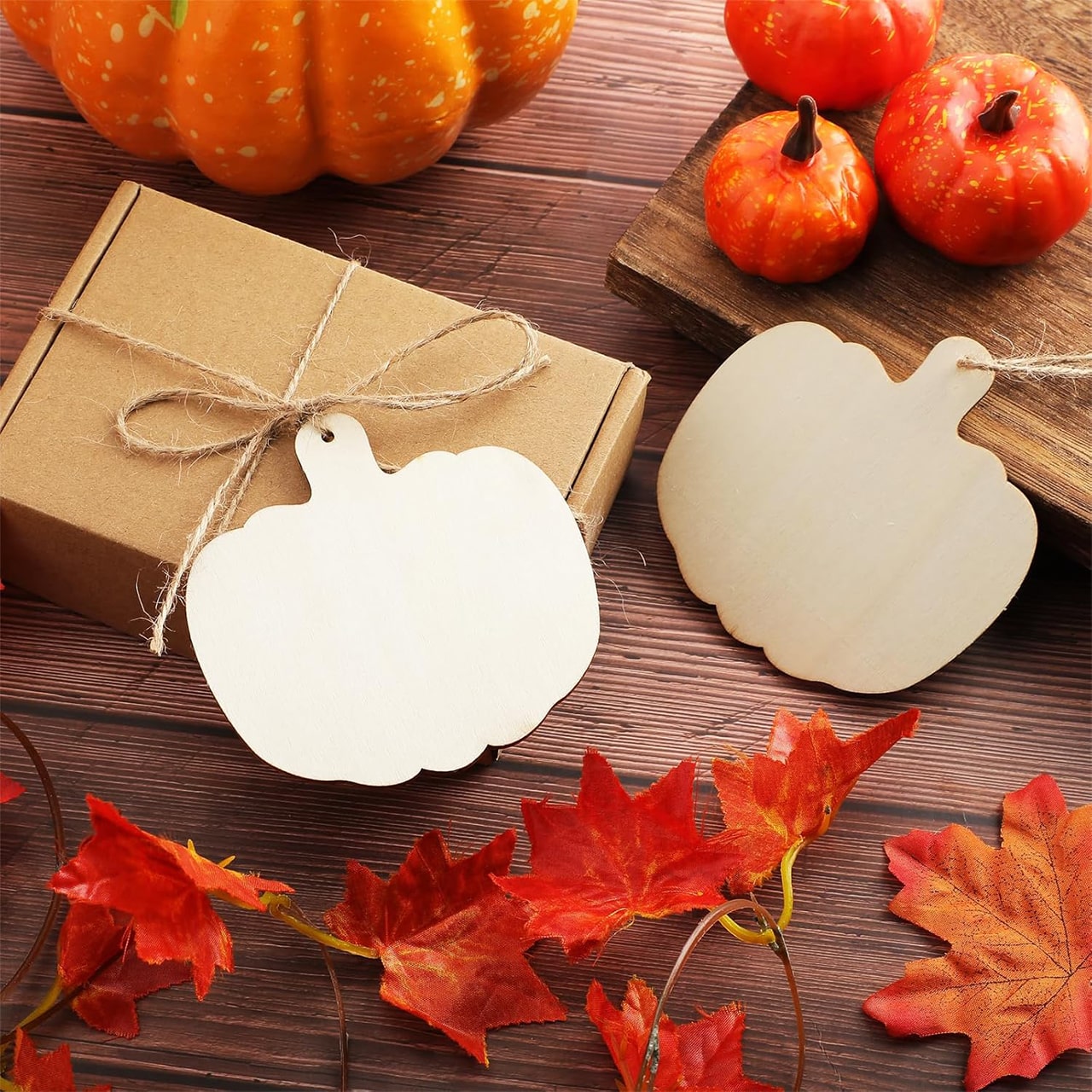 Decorazioni in legno naturale per un'atmosfera autunnale accogliente all'esterno o all'interno.