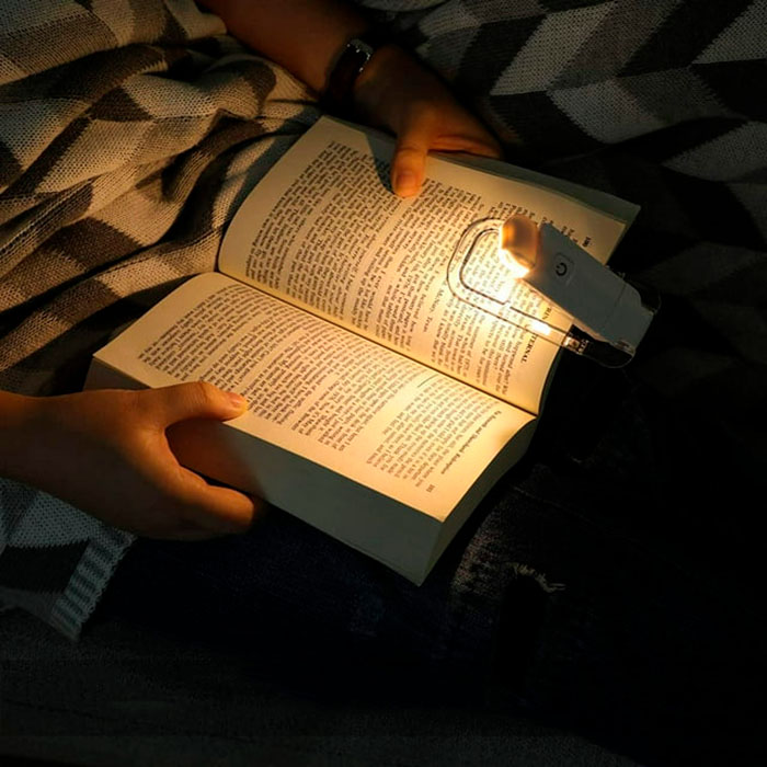 ReadLed, una mini lampada LED che può essere montata su un libro - Image 3