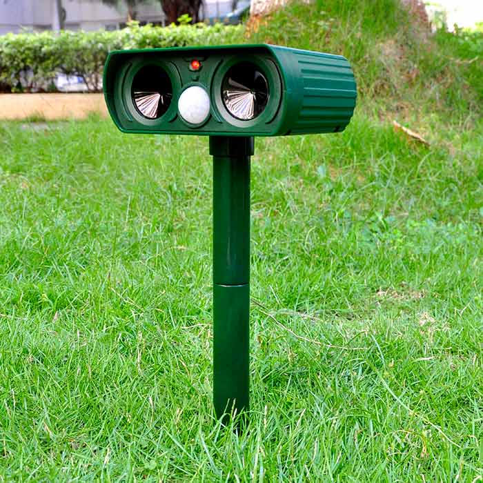 Un repellente per parassiti emette segnali ad alta frequenza che disturbano gli animali.