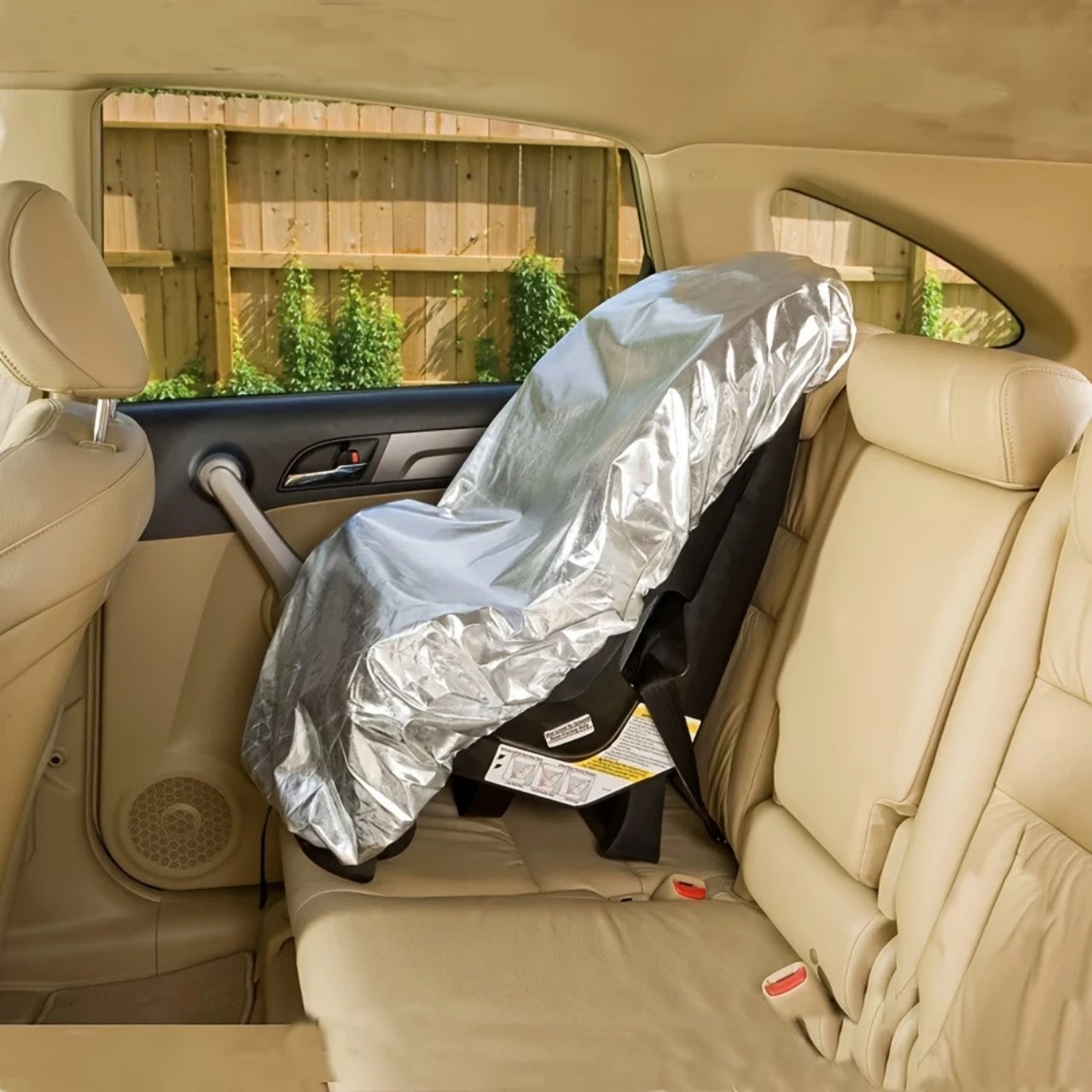 La copertura ombreggiante riflette efficacemente i raggi del sole e previene il surriscaldamento del seggiolino - il tuo bambino sarà seduto in un posto fresco e confortevole quando entrerai in auto.