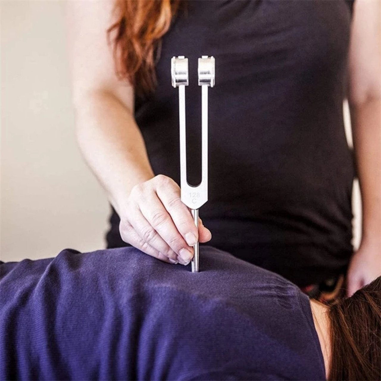 La frequenza di 128 Hz è nota per la sua efficacia nell'ancoraggio, nel rilassamento e nell'effetto terapeutico sul corpo e sulla mente.