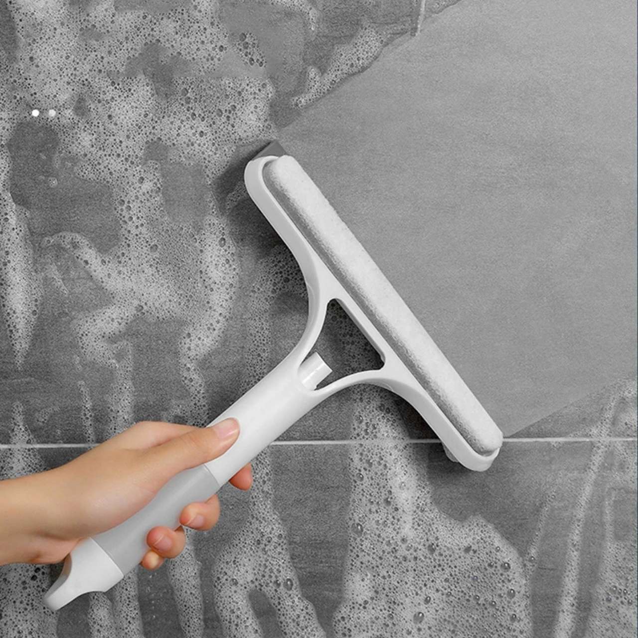 Il bordo in silicone rimuove delicatamente e accuratamente l'acqua senza lasciare residui - la soluzione perfetta per superfici pulite e brillanti.