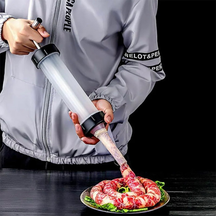 Il dispositivo permette di ottenere salsicce, salami e alimenti simili di dimensioni uniformi.