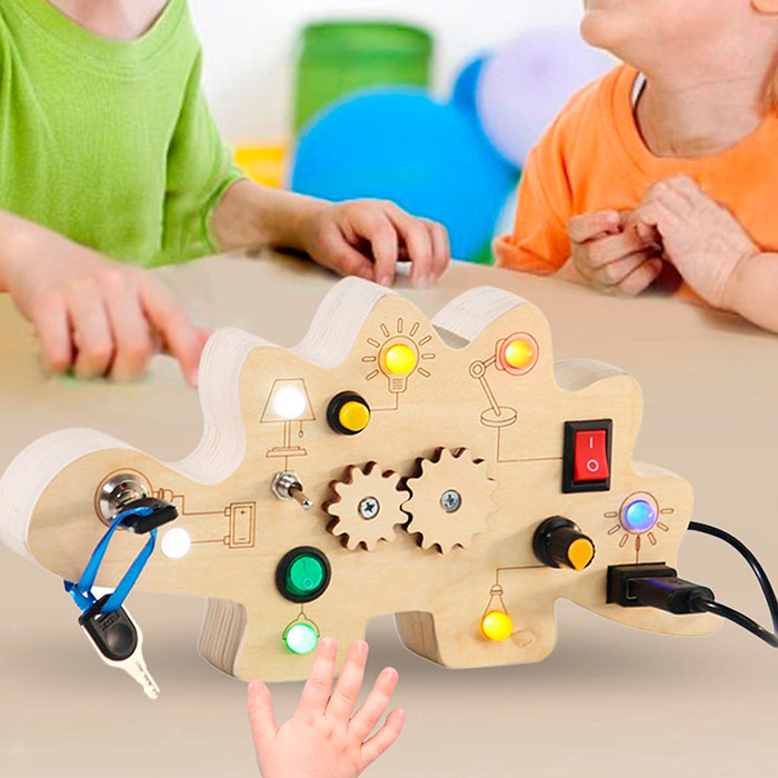 Impara le prime nozioni di base su come funziona l'elettricità - accendendo e spegnendo gli interruttori in modi diversi.