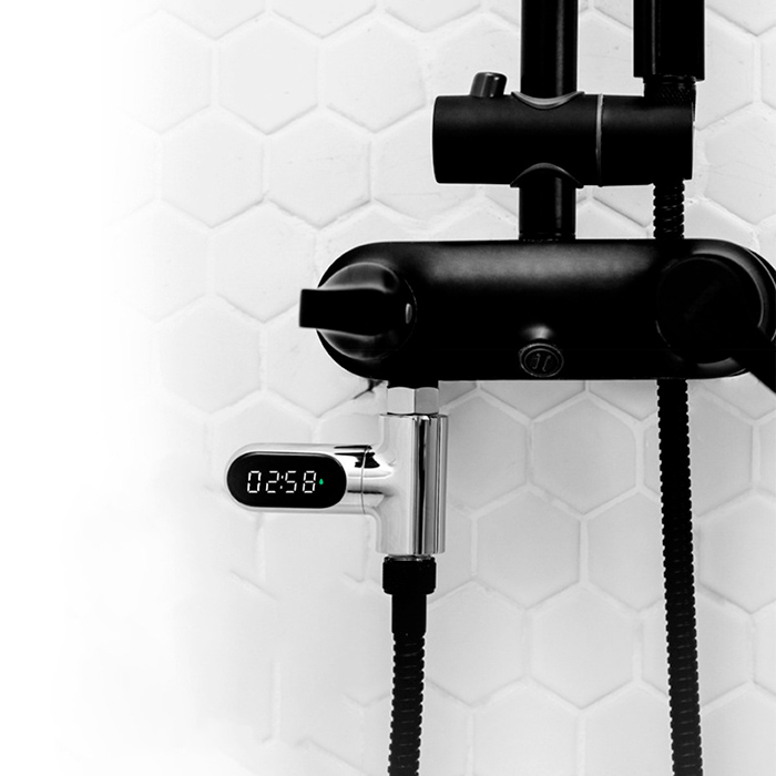 È possibile monitorare la temperatura dell'acqua e la quantità di tempo trascorso sotto la doccia sul display a LED.