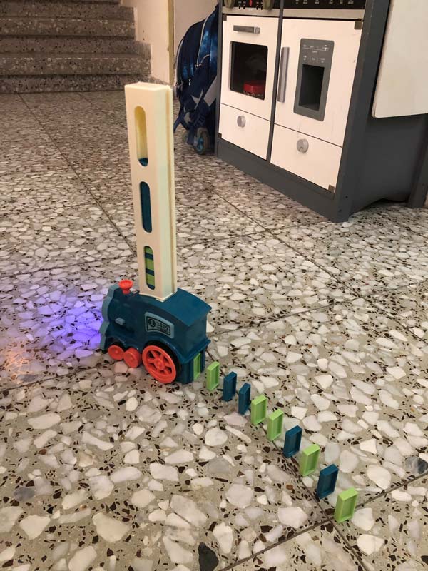 TrainDomino, un treno che impila le tessere domino - Image 3