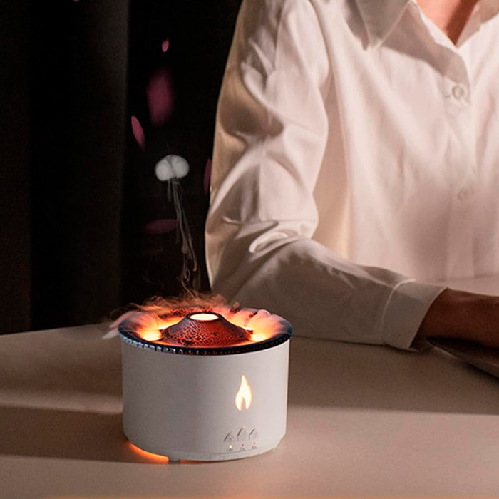 Il diffusore è progettato a forma di vulcano, emette una nebbia e brilla di una piacevole luce arancione o blu.