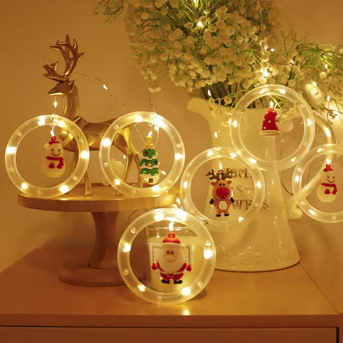 Le decorazioni natalizie hanno 10 anelli con figure festive: Babbo Natale, cervo, pupazzo di neve, cappello di Natale e albero di Natale.